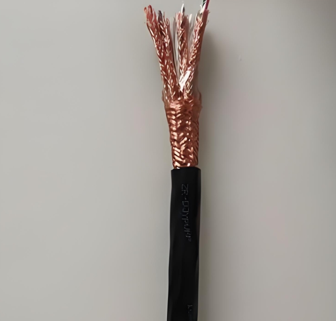 電纜作為電力傳輸?shù)难}，其性能直接影響到整個(gè)系統(tǒng)的可靠性.jpg